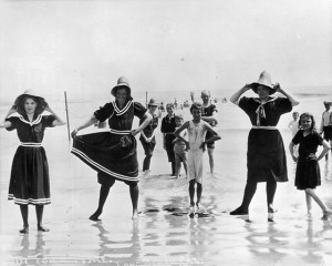 Bathing costumes for women before Annette Kellerman